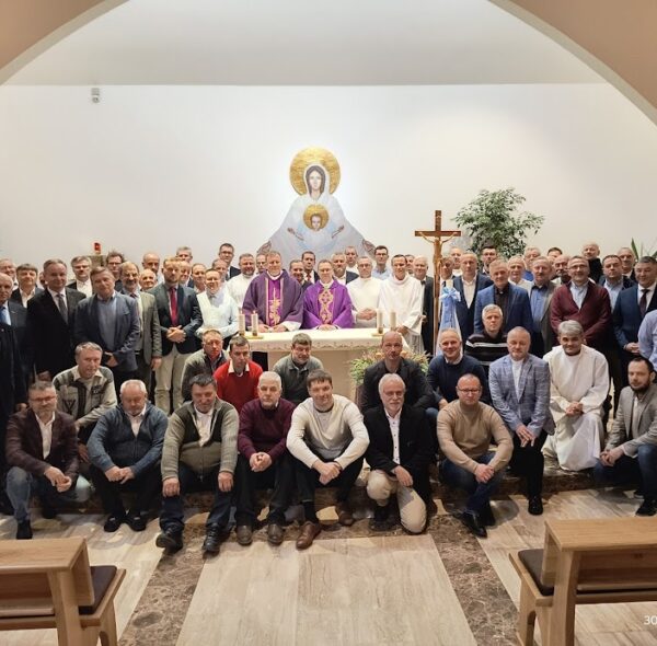 W dniach 28-30 listopada 2025 r. – na przełomie starego i nowego roku liturgicznego – odbył się ostatni w tym roku V turnus rekolekcji dla nadzwyczajnych szafarzy Komunii św.